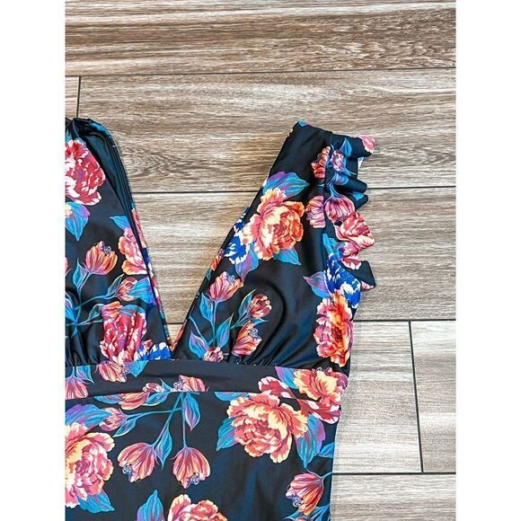 NEW! Modcloth Kelsie Black Floral Swimsuit Size Medium - Picture 2 of 5